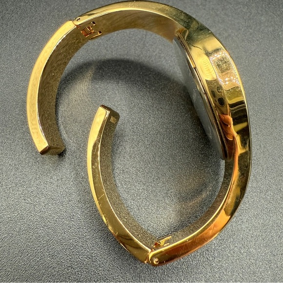 Vintage Avon Bold Cuff Black with Gold-Trimmed Wristwatch - Working - Picture 6 of 17